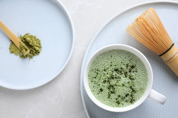 Platte lay compositie met lekkere matcha groene thee latte op lichtgrijze marmeren tafel — Stockfoto