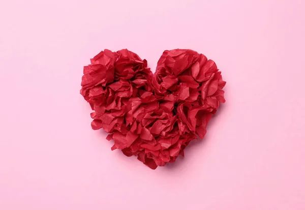 Piros szív rózsaszín háttér, felső nézet — Stock Fotó