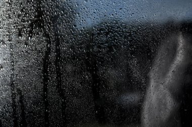 Arka plan olarak pencere camına yağmur damlaları