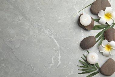 Gri mermer zemin üzerinde taşlar olan düz kompozisyon, metin için boşluk. Zen kavramı