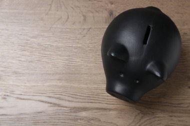 Ahşap masada domuz kumbarası, yazı için yeri olan üst manzara. Para tasarrufu