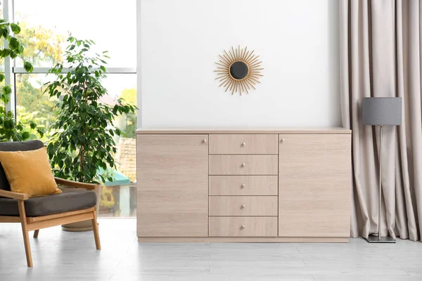 Stijlvol interieur met moderne houten kast — Stockfoto