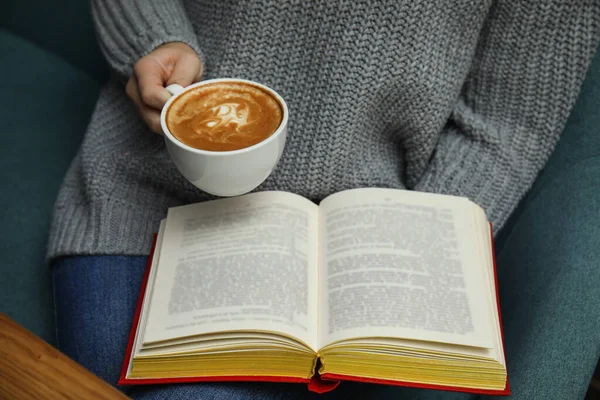 Mujer con taza de libro de lectura de café en casa, primer plano — Foto de Stock