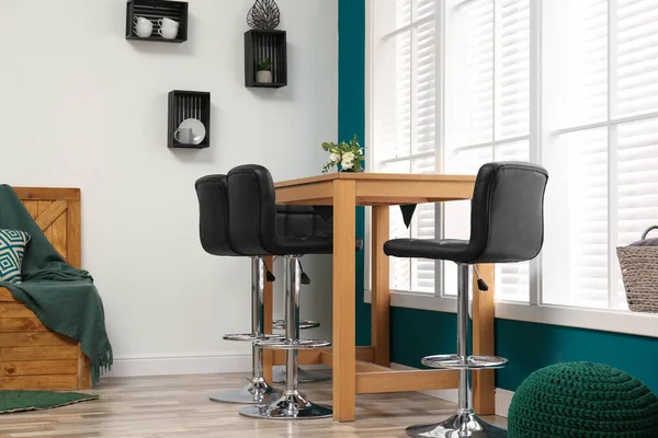 나무로 된 탁자와 막대 의자가 있는 아름다운 실내 — 스톡 사진