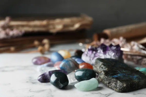 Montón de diferentes piedras preciosas hermosas en la mesa de mármol — Foto de Stock