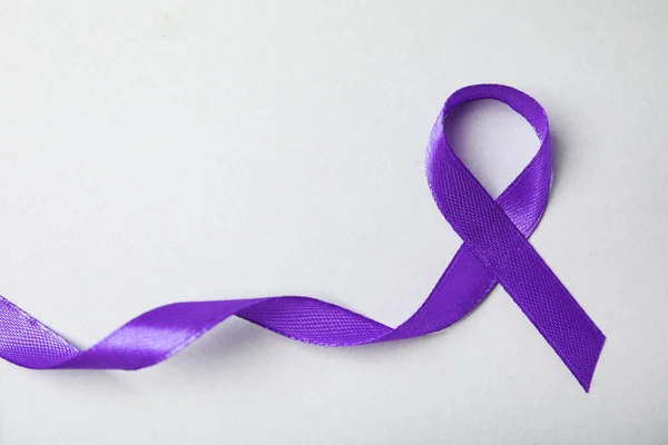 グレーの背景に紫色のリボン、トップビュー。家庭内暴力意識 — ストック写真