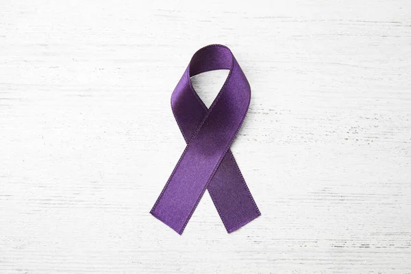 Ruban violet sur fond bois blanc, vue de dessus. Sensibilisation à la violence domestique — Photo