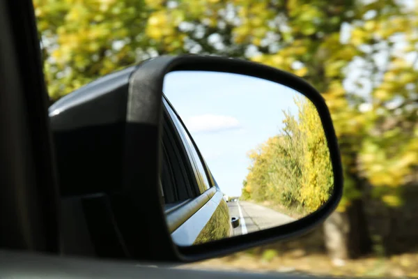 Penutupan bagian belakang mobil pemandangan cermin pada hari yang cerah — Stok Foto