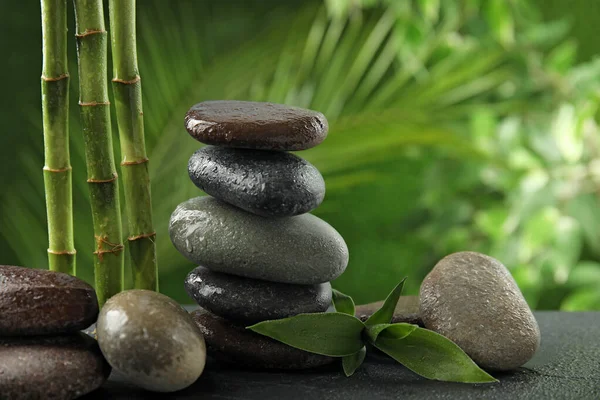 Komposition mit Steinen auf dem Tisch vor verschwommenem Hintergrund. zen-Konzept — Stockfoto