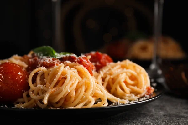 Leckere Pasta mit Basilikum, Tomaten und Käse auf grauem Tisch. Nahaufnahme — Stockfoto
