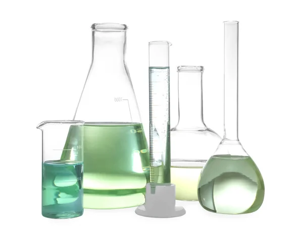 Artículos de vidrio con líquidos aislados en blanco. Análisis de laboratorio — Foto de Stock