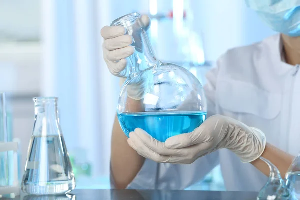 Medico in possesso di fiaschetta Firenze con liquido blu, primo piano. Analisi di laboratorio — Foto Stock