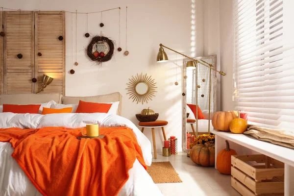 Sonbahar renklerinden esinlenilmiş rahat bir yatak odası. — Stok fotoğraf