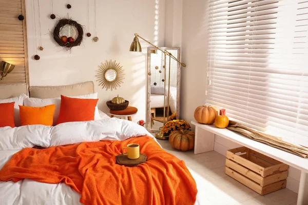 Gemütliches Schlafzimmer Interieur inspiriert von herbstlichen Farben — Stockfoto