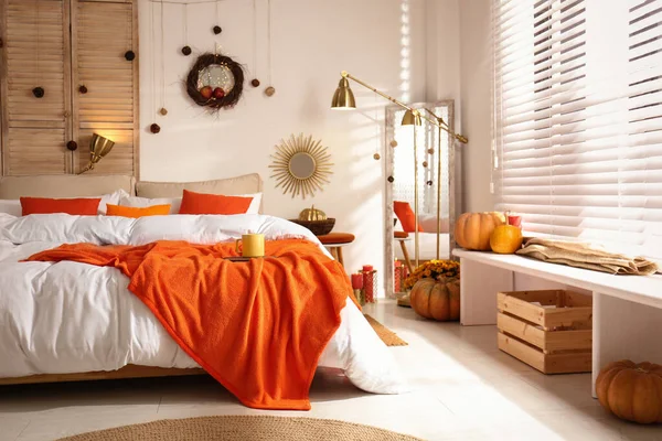 Gemütliches Schlafzimmer Interieur inspiriert von herbstlichen Farben — Stockfoto