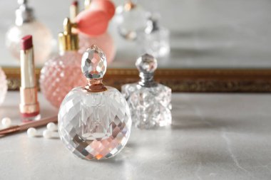 Tuvalet masasında farklı parfüm şişeleri, metin için alan