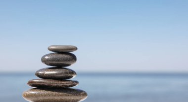 Bulanık deniz manzarasına karşı taş yığını, yazı için yer. Zen kavramı