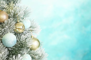 Açık mavi arka plan karşı dekor ile güzel Noel ağacı. Metin için alan