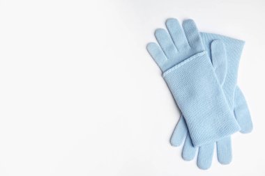Beyaz arka planda şık mavi eldivenler, metin için yeri olan üst görünüm. Sonbahar giysileri