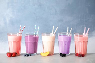 Lezzetli milkshake ve malzemeler mavi arka planda.