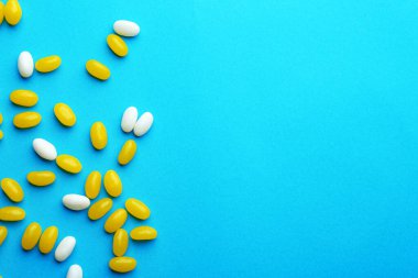 Turkuaz arka planda renkli jelibonlar, düz konum. Metin için boşluk