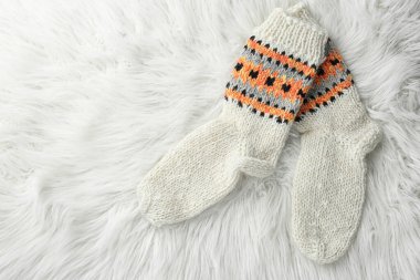 Beyaz sahte kürke örülmüş çoraplar, düz yatış. Metin için boşluk