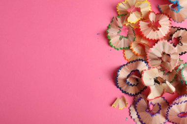 Pembe arka planda kalem talaşı, üst manzara. Metin için boşluk