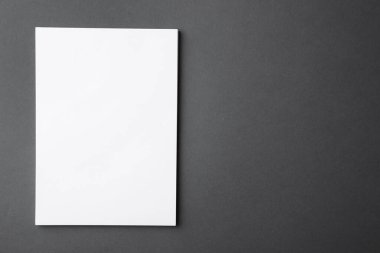 Koyu gri arka planda boş kağıt kağıtlar, üst manzara. Tasarım için hazırlan