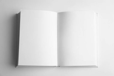 Beyaz arkaplan ve üst görünüm üzerine boş sayfaları olan kitabı aç. Tasarım için hazırlan