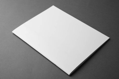 Koyu gri arka plan üzerine boş bir kitap. Tasarım için hazırlan