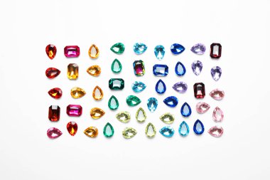 Beyaz arka planda farklı güzel taşlar, üst manzara