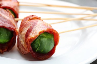 Jambona sarılı Brüksel lahanası, yakın plan.