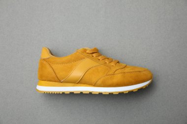 Gri arka planda şık kadın ayakkabısı, üst manzara