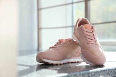 Kapalı alandaki merdivenlerde şık kadın ayakkabıları.