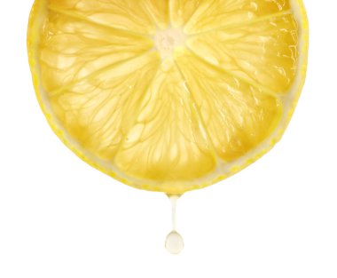 Beyaz arkaplanda meyve suyu damlası olan limon dilimi, yakın plan.