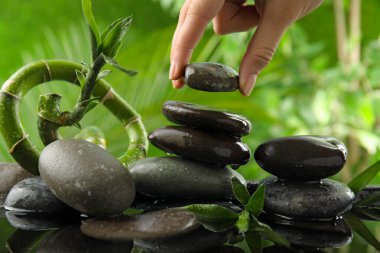 Kadın taşları arka planda bulanıklaştırıyor, yakın plan. Zen kavramı