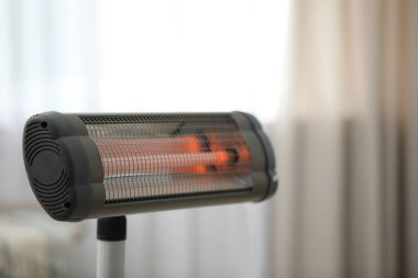Modern elektrikli kızılötesi ısıtıcı evde, yakın çekim
