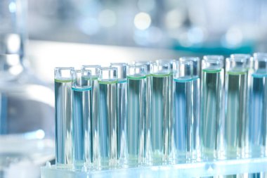 Laboratuvarda analiz için sıvı örnekleriyle test tüpleri, yakın çekim