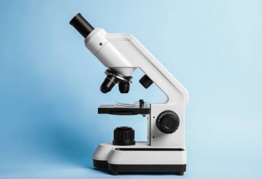 Mavi arka planda modern mikroskop. Tıbbi ekipman