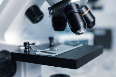 Modern mikroskobun laboratuardaki yakın görüntüsü. Tıbbi ekipman