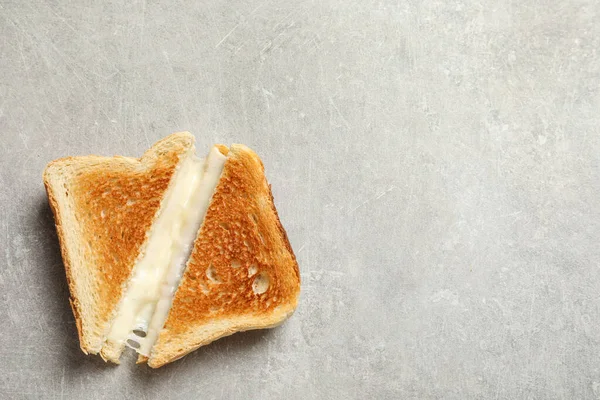 Σάντουιτς με φρέσκο τυρί στο γκρίζο τραπέζι. Χώρος για κείμενο — Φωτογραφία Αρχείου