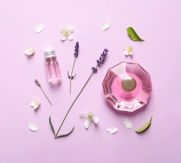 Composición plana con perfume elegante sobre fondo lila —  Fotos de Stock