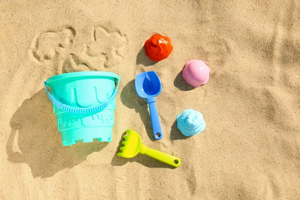 Kum üzerinde plastik plaj oyuncakları ile Düz yatıyordu kompozisyon. Metin için alan — Stok fotoğraf
