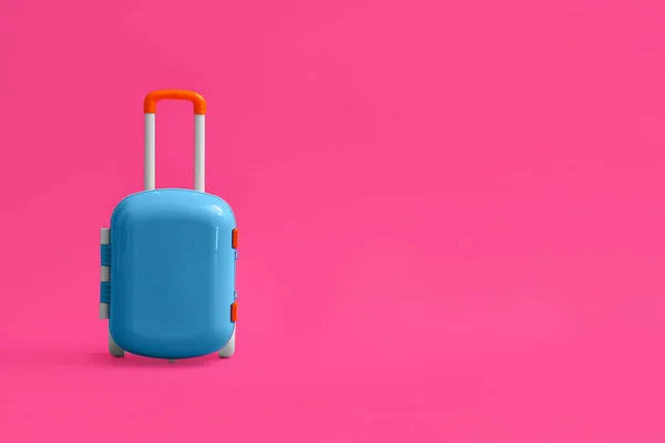 Stylowa niebieska walizka dziecięca na różowym tle, miejsce na tekst — Zdjęcie stockowe