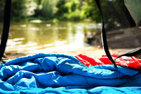 Zeltlager mit Schlafsack in der Nähe des Sees, Blick von innen — Stockfoto