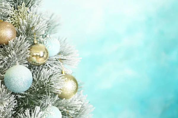 Hermoso árbol de Navidad con decoración sobre fondo azul claro. Espacio para texto —  Fotos de Stock