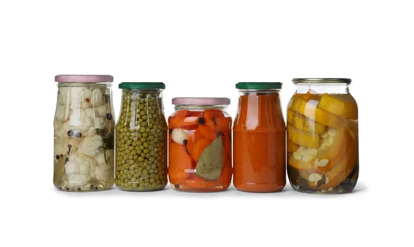 Diferentes frascos con verduras en vinagre sobre fondo blanco — Foto de Stock