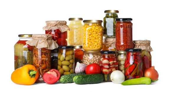 Verduras frescas y frascos de productos en escabeche sobre fondo blanco —  Fotos de Stock