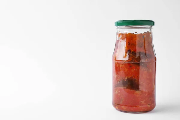 Tarro con sabrosa salsa de verduras sobre fondo blanco. Alimentos en escabeche —  Fotos de Stock