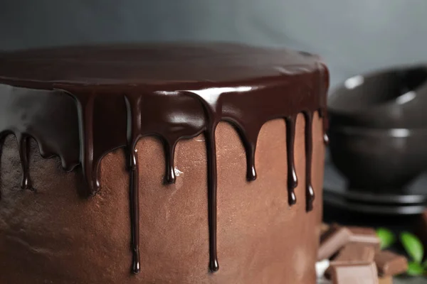 Φρεσκοφτιαγμένο νόστιμο κέικ σοκολάτας σε γκρι φόντο, closeup — Φωτογραφία Αρχείου